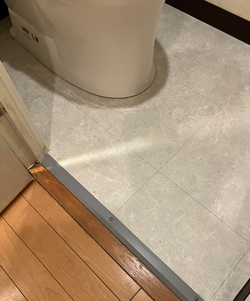便器と床の隙間から水漏れを起こしたトイレ