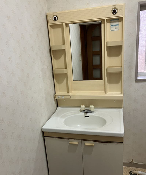 止水栓から水漏れを起こした洗面台