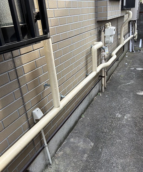外壁に沿って給水管の引き直し