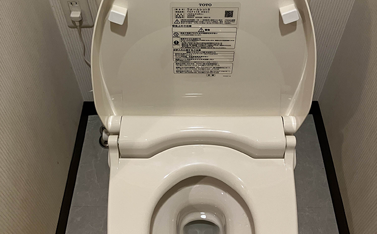 横浜市戸塚区で床との接地面から水漏れするトイレを交換