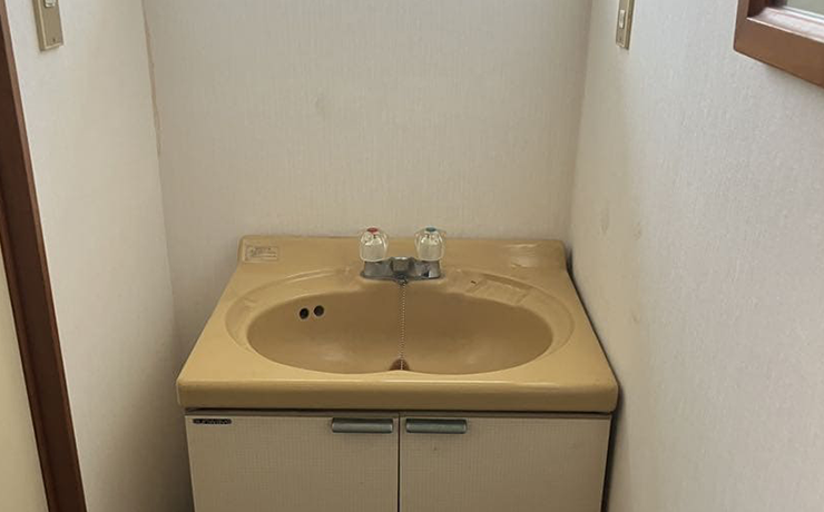 川越市で水漏れしていた洗面台を撤去