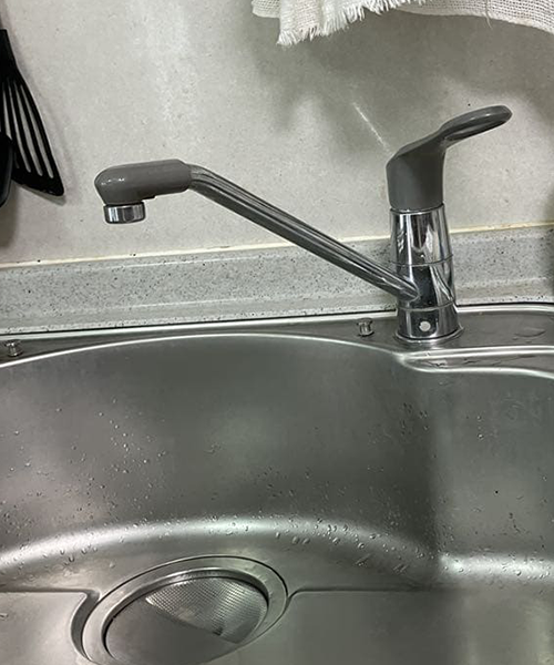 取り替える前のキッチン水栓