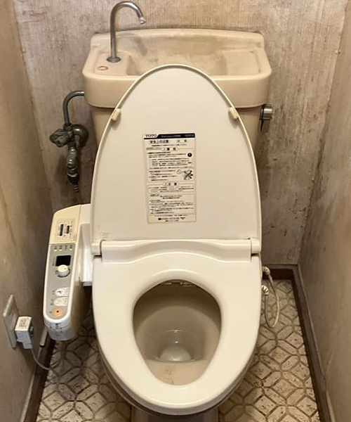 水漏れを起こしたトイレ