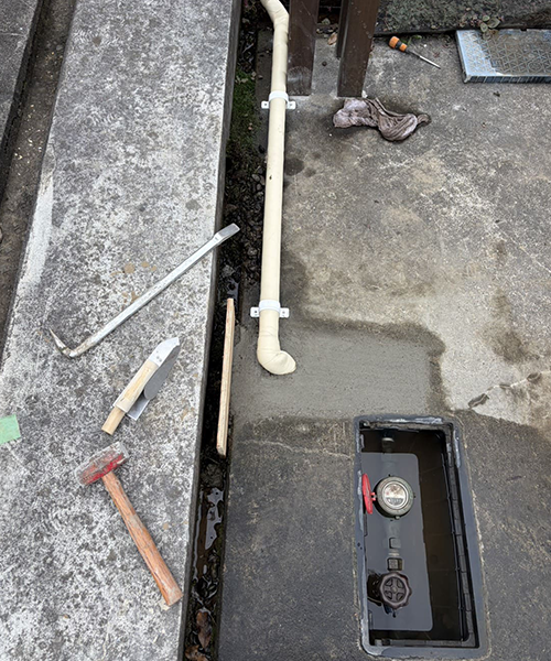 給水管の引き直し作業中