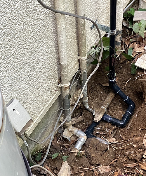 給水管を露出配管で引き直し作業中