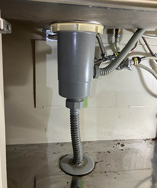 新設した水栓に給水ホースを接続