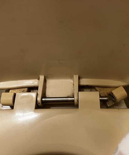 固定部の不具合で外れるトイレ便座