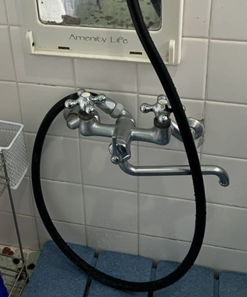 水漏れを起こしたお風呂の蛇口とシャワー