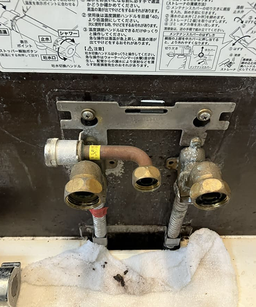 水が出なくなったお風呂の蛇口の取り外し作業
